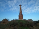 Zabytkowy obelisk z Fajsawic