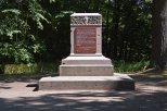 Moszna - zniszczony cok pomnika H. Wincklera