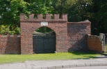 Zator. Brama prowadzca do XIX w. parku i fragment murw okalajcych zamek.