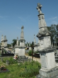 Charakterystyczne nagrobki na miejscowym cmentarzu