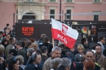 15 kwietnia Krakowskie Przedmiecie - oczekiwanie by odda hod Parze Prezydenckiej