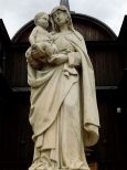 Figura przed kocioem parafialnym