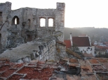 Ruiny zamku z far w tle