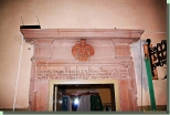 portal prowadzcy z prezbiterium do zakrystii z tablic inskrypcyjn.