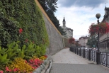Bielsko-Biaa. Fragment miasta z murem oporowym przy zamku.