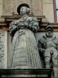 fragment detalu na budynku bramnym Zamku Piastw lskich w Brzegu przedstawiajcy kamienne posgi ony Jerzego II Barbary.