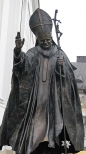 Pomnik Jana Pawa II przed bazylik