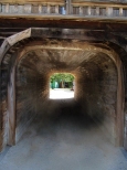 Tunel pod tniami