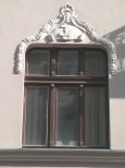 Monogram nad oknem