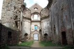 Zagrz - wntrze ruin klasztoru Karmelitw Bosych. Za chwil z prawego wejcia do kocioa wychynie duch Nieczui. Bieszczady