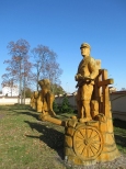 Drewniane rzeby przed Muzeum 7. Puku Uanw Lubelskich