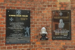 Tablice pamitkowe na murach kocioa Matki Boej Szkaplerznej w Stalowej Woli - Rozwadowie