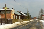 Huta Dergowska - krzy przydrony i fragment starej zabudowy wsi