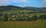 Widok na Ochodzit (po prawej) ze stoku Beskidka w grnej czci Zwardonia.