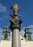 Statua NMP spogladajca na wiee kocioa OO.Paulinw w Leniowie.