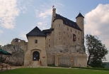 Odrestaurowany zamek krlewski w Bobolicach.