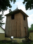 Drewniana dzwonnica w Zrbicach.