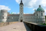 Krasiczyn - gwny wjazd do zamku