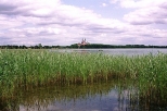 Jezioro Wigry. Dawny klasztor kameduw w Wigrach - najlepiej rozpoznawalny zabytek Suwalszczyzny. Wigierski Park Narodowy