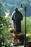 Pomnik Jana Pawa II w Studzienicznej. Puszcza Augustowska