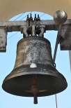 dzwon - dzwonnica przy drewnianym kociele w Tumie