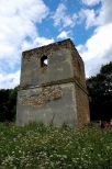 Ruiny dawnej dzwonnicy w Polanach Surowicznych