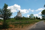 Ruiny zamku w Mirowie od strony drogi do Bobolic