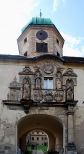 Zamek w Gogwku. Ozdobny portal budynku bramnego.