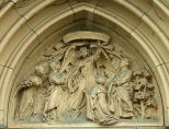 Relief nad wejciem do zamkowej kaplicy. Moszna
