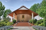 Sanktuarium Matki Boej Krlowej Mioci i Pokoju Pani Kujaw - otarz przed wejciem do Sanktuarium