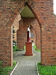 Brzeg Dolny - Klasztor ss. Boromeuszek - figura patrona ss. Boromeuszek
