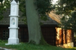 Kapliczka obok kocioa w Bliznem