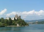 Zamek w Niedzicy, w tle zamek w Czorsztynie - widok z tamy