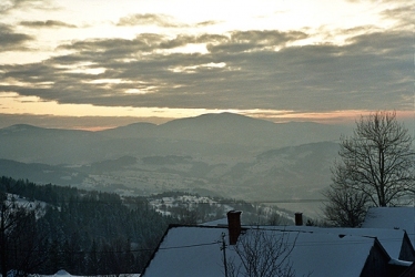 Przysiek Kalikowie na stokach Jaworzyny (997 m.n.p.m.) - w oddali widoczna masywna sylwetka Romanki. Beskid ywiecki