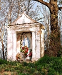 Barokowa kapliczka z okolic niatyna, wiosna