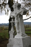 Bystre - kamienne krzyże na cmentarzu