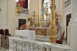 Otarz w kaplicy przy muzeum Zamoyskich w Kozwce, wzorowanej na kaplicy krlewskiej w Wersalu