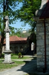 Klasztor Reformatów w Pińczowie - dziedziniec kościoła z widokiem na górę św. Anny
