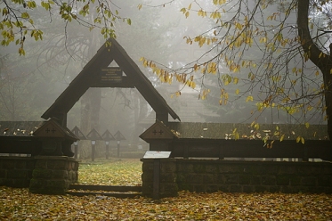 Przełęcz Małastowska - wejście na cmentarz wojenny nr 60