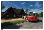Kalisz - zabytkowy autobus wycieczkowy SAN H100B przed Grodem Piastw na Zawodziu