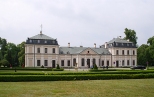 Pałac w Sieniawie - zbudowany przez hetmana wielkiego koronnego Adama Mikołaja Sieniawskiego na początku XVIII w.