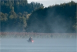 Jezioro Wigry we mgle.