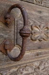 Zabytkowe drzwi domku loretańskiego. Gołąb