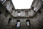 Ruiny zamku Stadnickich (XVI w.). Dąbrówka Starzeńska