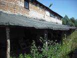 Rowerem po okolicach Modlina. Zabytkowa cegielnia w Kosewie. Fragment budynku pieca.