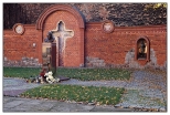 Pleszew - kościół p.w. Ścięcia św. Jana Chrzciciela - Mur Pamięci z pomnikiem Jana Pawła II