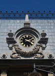Gliwice. Zabytkowy zegar na kamienicy przy Placu Inwalidw Wojennych.