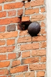 Kula armatnia w murach kocioa