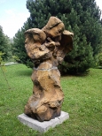 pomnik Matki z niemowlęciem w parku w Kielcach