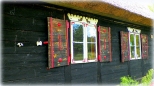 Malownicze okienka w domku ze strzech